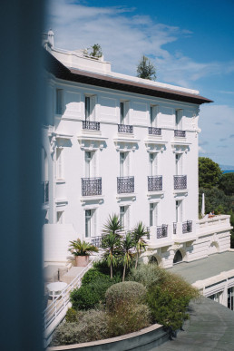 Façade blanche élégante hôtel Four Seasons Cap Ferrat avec balcons et architecture Belle Époque