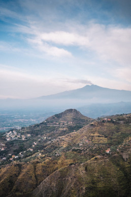 Paysage sicilien avec vue sur l'Etna et collines méditerranéennes