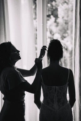 Silhouette artistique noir et blanc de la mariée et demoiselle d'honneur devant fenêtre lumineuse