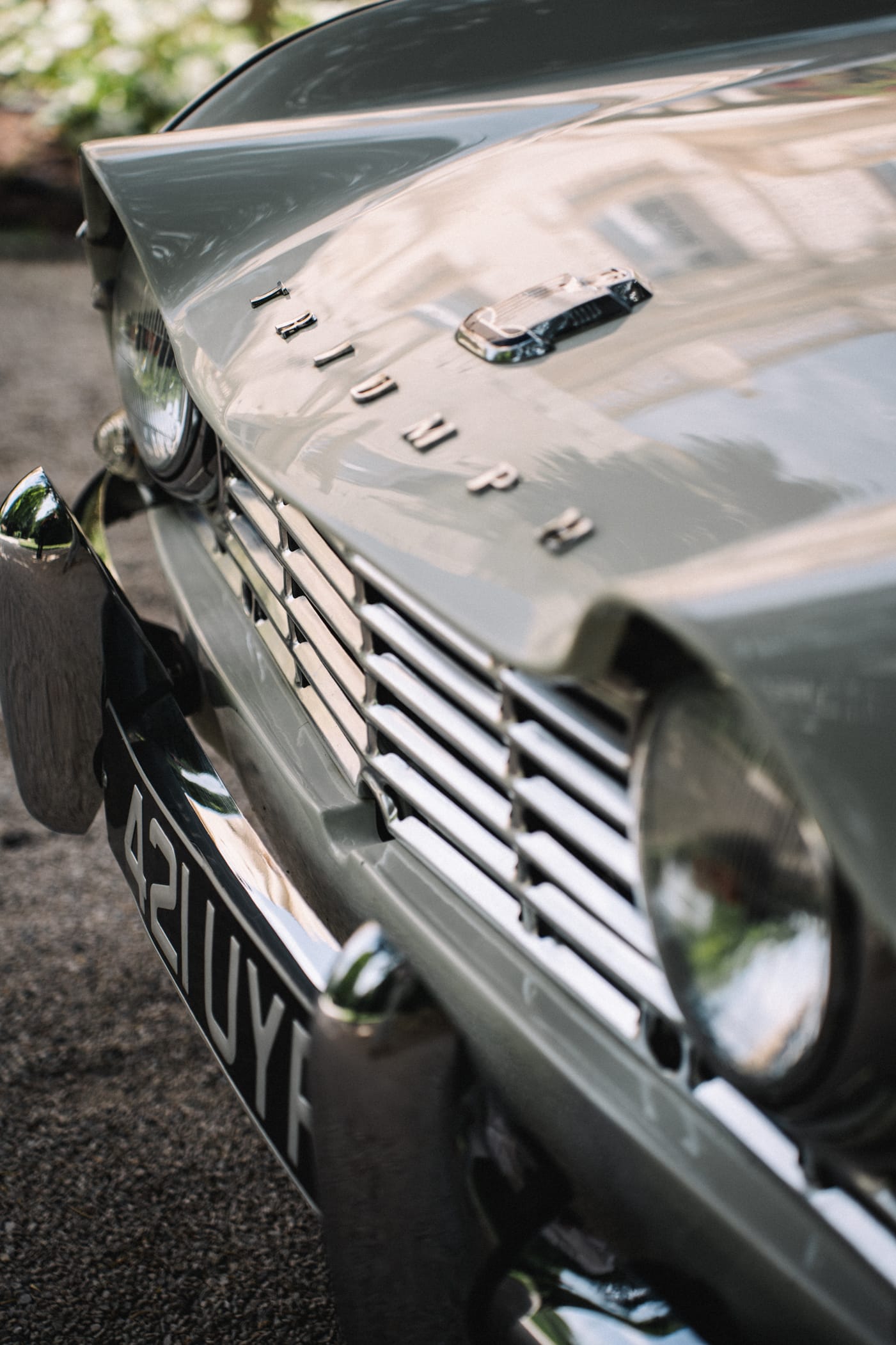 Détail capot chrome voiture Triumph vintage avec logo embossé