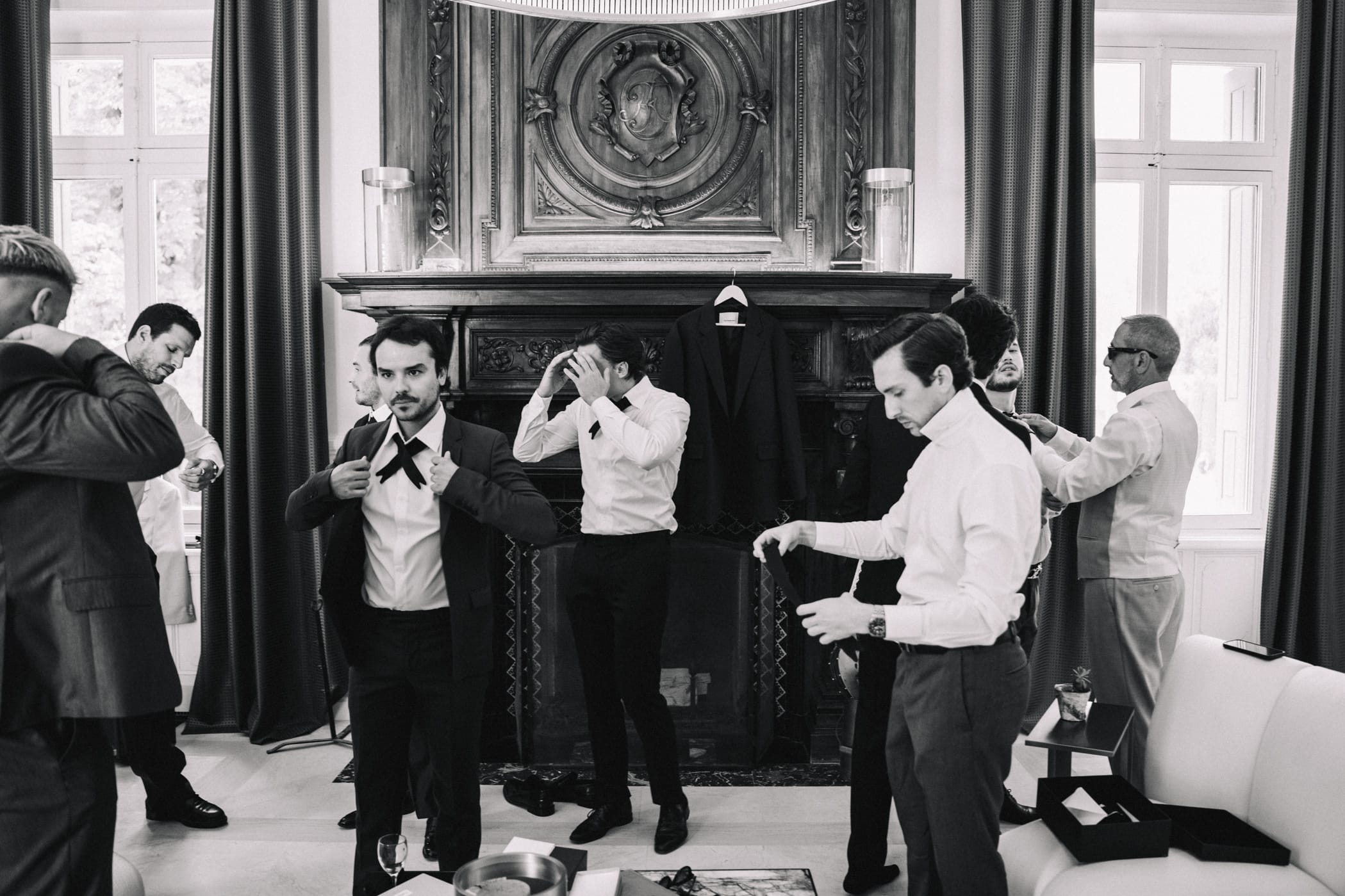 Préparatifs du marié et témoins ajustant leurs costumes dans salon Belle Époque