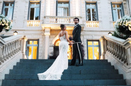 Couple qui monte les escaliers d'un chateau lors d'un mariage
