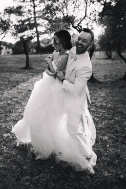 Couple at sunset in France, captured on Super 8 film with a cinematic vintage look. Warm golden light, soft silhouettes, and an intimate atmosphere, conveying a timeless and authentic moment.