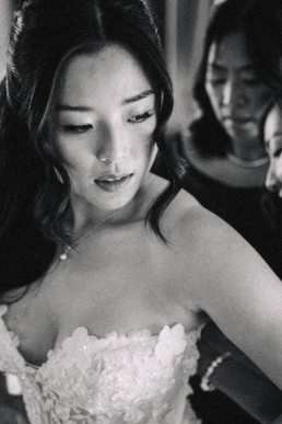 Portrait en noir et blanc d&rsquo;une mari&eacute;e asiatique pendant les pr&eacute;paratifs de mariage dans une ambiance &eacute;l&eacute;gante et cin&eacute;matographique