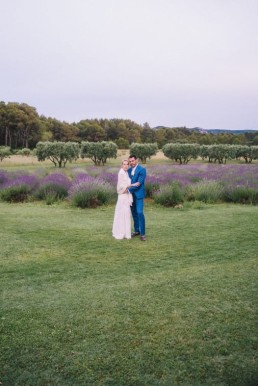 Une session de couple dans les champs de lavande aux mas de la rose
