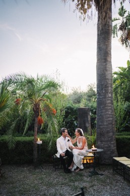 Elopement intimiste d'un couple pour un mariage sur la Côte d'Azur dans des jardins avec palmier