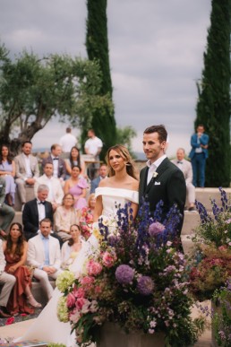 Cérémonie de mariage en extérieur avec une décoration florale élégante en Provence