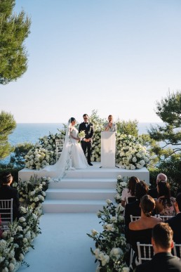 Une cérémonie vue sur mer type éditorial avec un couple très chic sur la Côte d'Azur