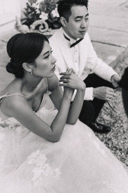 Chic and elegant black and white couple during a wedding ceremony on the French Riviera, with a refined and timeless atmosphere.