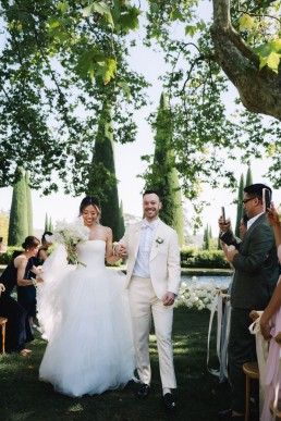 Couple during a wedding ceremony in Provence, captured in an elegant and luminous atmosphere.