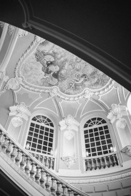 D&eacute;tail du plafond d&eacute;cor&eacute; dans les salons historiques du Domaine de Rocabella