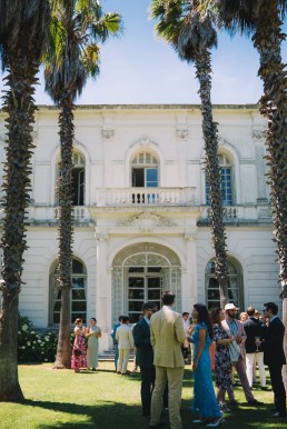 Invit&eacute;s r&eacute;unis devant la fa&ccedil;ade du Domaine de Rocabella lors d&rsquo;un mariage en Provence