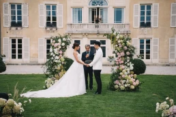 C&eacute;r&eacute;monie de mariage dans une demeure de prestige entre Antibes et Juan-les-Pins sur la C&ocirc;te d'Azur, d&eacute;cor&eacute;e de compositions florales &eacute;l&eacute;gantes.