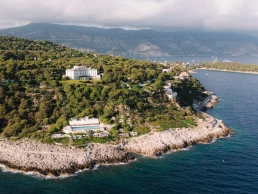 Vue a&eacute;rienne d'un mariage au Cap Ferrat entre Nice et les corniches sur la C&ocirc;te d'Azur, avec le Grand-H&ocirc;tel du Cap-Ferrat face &agrave; la M&eacute;diterran&eacute;e.