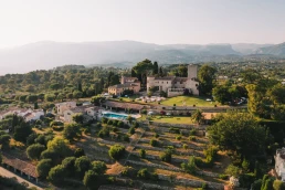 Vue a&eacute;rienne d'un domaine de mariage entre Cannes, Grasse, Mougins et Saint-Paul-de-Vence, au c&oelig;ur de l'arri&egrave;re-pays proven&ccedil;al.
